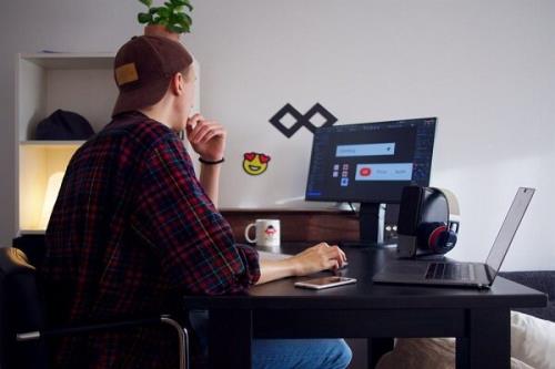 فریلنسر چیست و به چه کسی فریلنسر می گویند؟