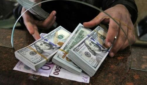 صف طویل فروشندگان دلار در میدان فردوسی